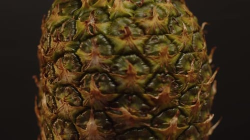 Nahaufnahme einer nach oben kippenden Ananas