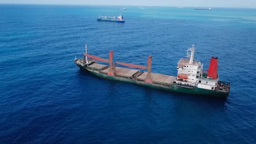Frachtschiff hält Position in ruhigem Meerwasser