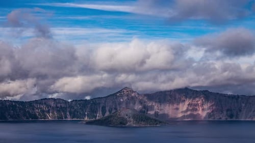 Zeitraffer - Wunderschöne Wolken über der Bergkette im Crater Lake