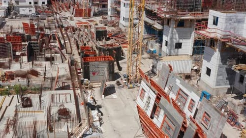 Imágenes aéreas de un gran complejo residencial durante las primeras etapas de la construcción