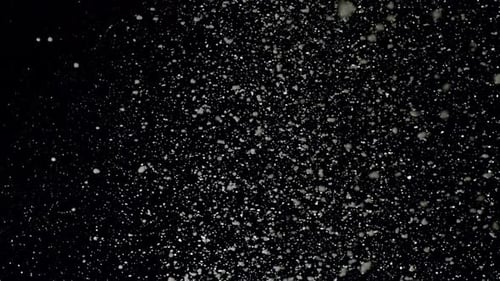 Collection Arctique : des flocons de neige tombent très lentement sur le côté droit et s'étendent sur une surface noire