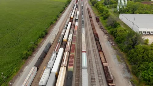 Vista aérea de 4k mostrando vários trens estacionados em uma estação de trem esperando para sair