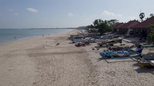 Luftbild am Strand von Jimbaran auf Bali, Denpasar, Indonesien an einem sonnigen Tag mit beruhigender Meereswelle