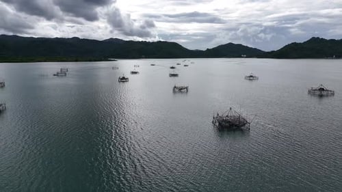 Bambusflöße werden mitten im Meer zusammengebaut und zum Fangen von Fischen verwendet