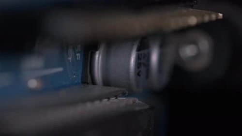 Abstrakte defokussierte Makroaufnahme von elektronisch Schaltungen.