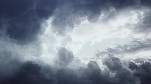 4K Dunkle Cumulonimbus-Wolken am Himmel