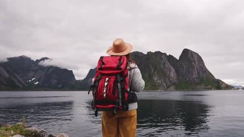 Mujer feliz turista en las islas Lofoten en Noruega, montañas y fondo marino