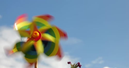 Windradfarben des Regenbogens auf dem Hintergrund des Himmels. LGBT-Farbkonzept
.