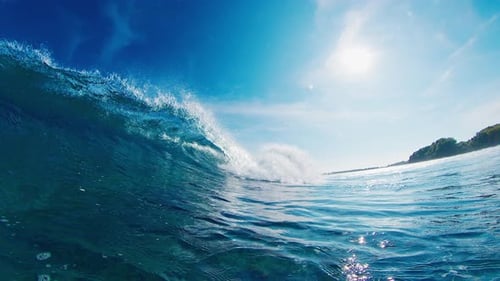 Ondas cristalinas irrompem no oceano na costa das Maldivas