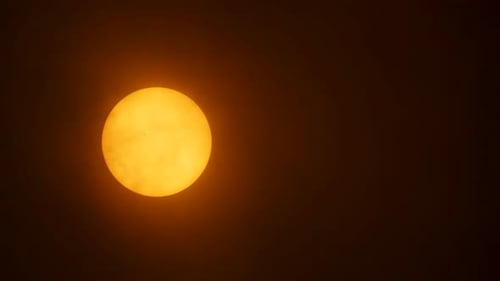 Gros plan du soleil par temps brumeux