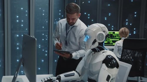 Zusammenarbeit im Rechenzentrum Kaukasischer bärtiger IT-Technologe kommuniziert mit Robotersoftware