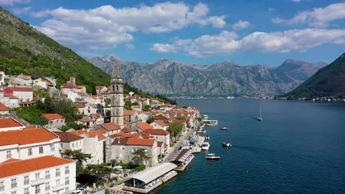 Blick auf die historische Stadt Perast an der berühmten Bucht von Kotor an einem schönen sonnigen Tag mit blauem Himmel und