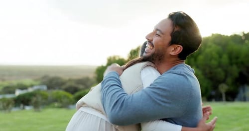 Câlin, père et fille en plein air, bonheur et temps de qualité avec joie, joie et amour ensemble
