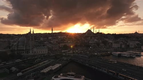 Drohnenaufnahme von Eminonu in Richtung Süleymaniye-Moschee in Istanbul