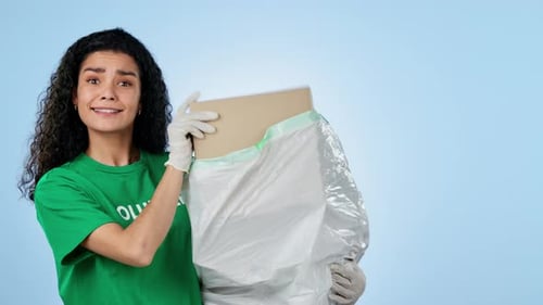 Recicle, cara de mujer y voluntaria en el estudio con sostenibilidad y servicio a la Comunidad