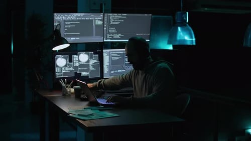 Junger IT-Programmierer gähnt und arbeitet an einer neuen Oberfläche