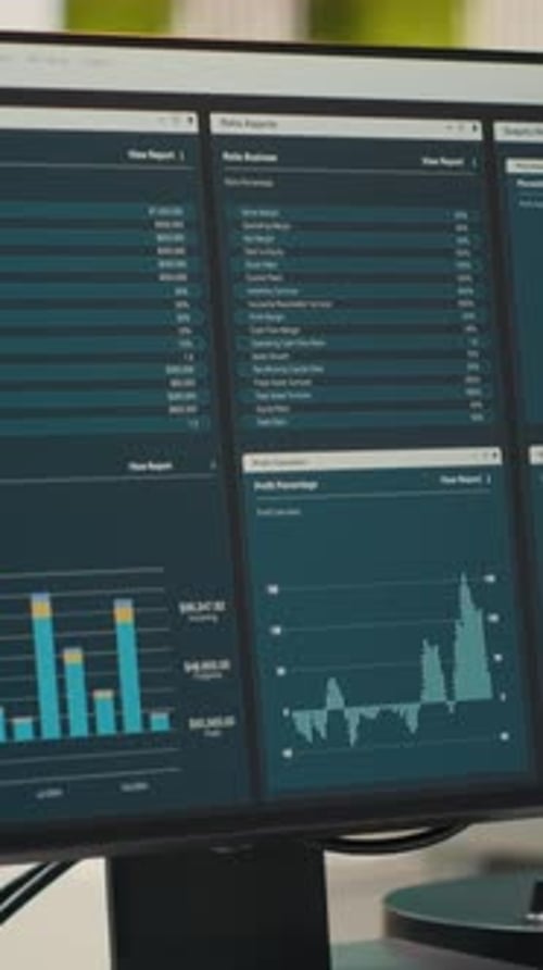 Vertikales Video: Leere Unternehmensarbeitsplätze mit Computern, auf denen Finanzdiagnosen ausgeführt werden