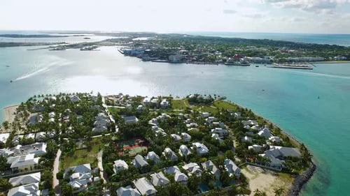 Luftaufnahme von Tropical Beach City und Blue Ocean