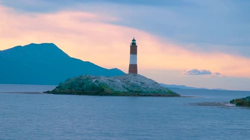 Der Leuchtturm von Les Eclaireurs steht auf einer felsigen Insel im Beagle-Kanal in der Nähe von Ushuaia, Argentinien, in
