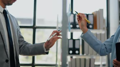 Die Teamwork-Unternehmensgruppe trifft sich, arbeitet und führt Brainstorming über Geschäftliches durch.