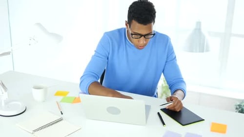 Afroamerikanischer Mann beschäftigt mit Online-Shopping Erfolgreiche Zahlung per Kreditkarte
