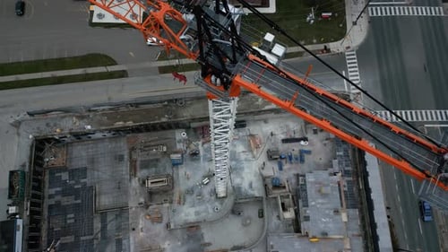 Zumbido sale volando de una grúa de construcción y revela el horizonte de la ciudad. A vista de pájaro a vista normal, Tor