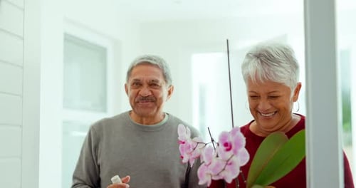 Hombre, mujer y puerta de entrada como regalo de bienvenida, flores y vino como regalo de inauguración