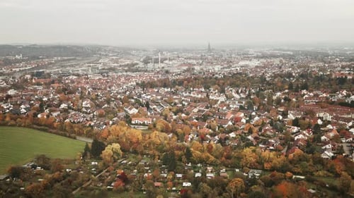 Le paysage urbain d'Ulm révélé à travers un paysage d'automne
