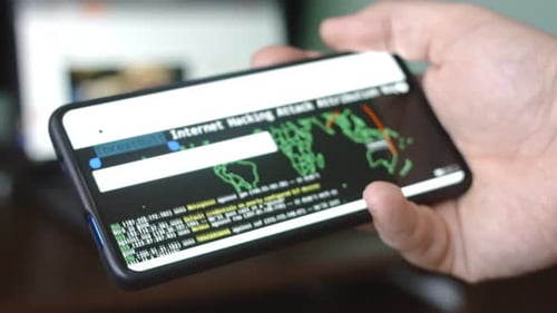La navigation cartographique des cyberattaques sur l'écran d'un smartphone affiche diverses informations techniques dans lesquelles il est seul