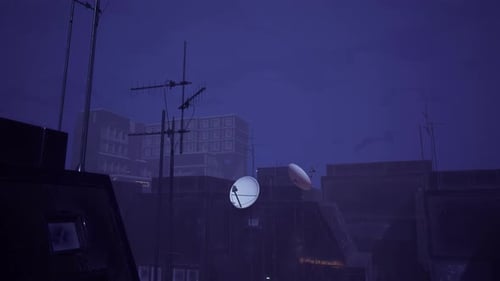 Moderne Dachszene in der Abenddämmerung mit Satellitenschüssel und Antennen 4k