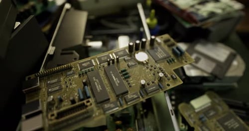Leiterplatte, platziert zwischen verschiedenen Elektronisch Komponenten und Geräten