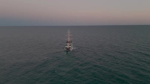 Luftbild, das Masten eines mehrstöckigen Segelschiffs folgt und über sie hinunterschaut, das idyllische Mittelmeer befährt