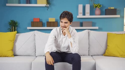 Der pessimistische Mann ist zu Hause verwirrt.
