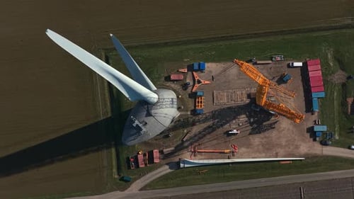 Vue aérienne de la construction de l'éolienne et du processus d'assemblage des pales