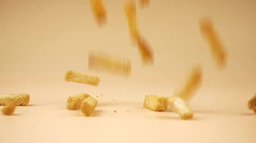 Croûtons dorés secs volant sur fond beige