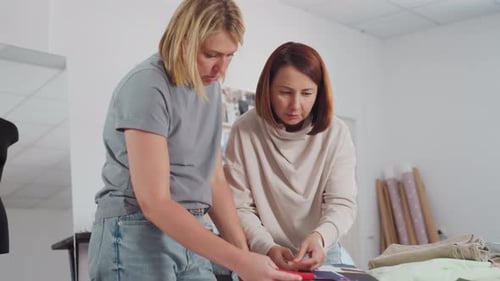 Modedesigner passen Stofffarben an einem modernen kreativen Arbeitsplatz an