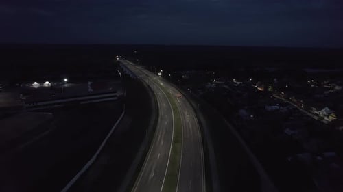Luftbild der Bewegung von Autos am Stadtrand und auf der Doppelbrücke über die