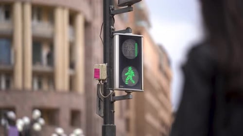Semáforo. Semáforo de pedestres mudando de cor de vermelho para verde
.