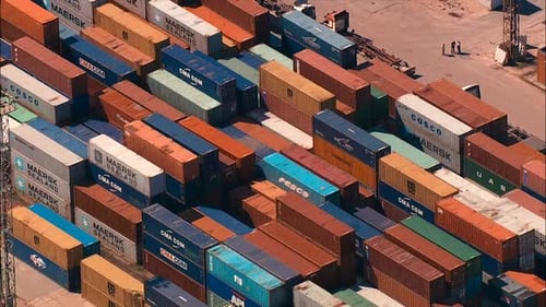 vista superior de um porto de contêineres marítimos