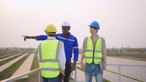 Professionelle Ingenieurarbeiten zur Wartung der Photovoltaikanlage.