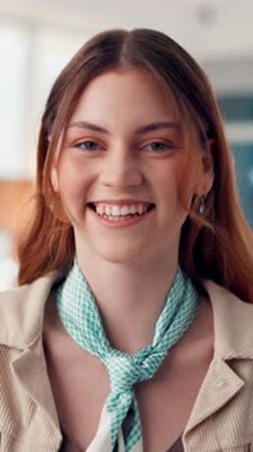 Visage, femme ou sourire au bureau avec fierté pour le développement de carrière, les opportunités d'emploi ou le journalisme