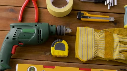Reparaturbau- und Schreinerkonzept - Verschiedene Arbeitsgeräte auf Holzbrettern, Inbusschlüssel