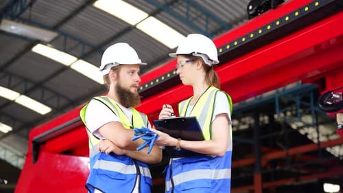 El operador de fábrica controla el brazo robótico automatizado en la línea de producción. Industria tecnológica.