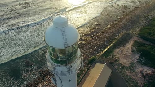 Faro, avión y Zumbido del océano al atardecer o al amanecer