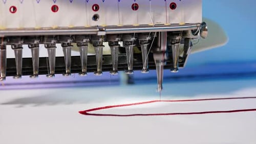 La
máquina de bordar automática está funcionando. Aguja de máquina de coser en movimiento.