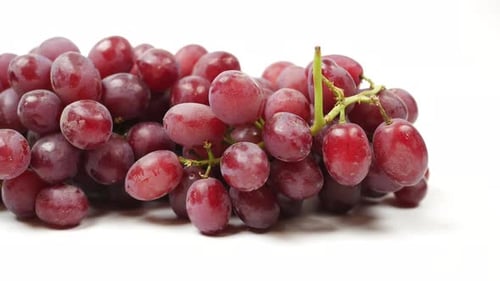 Frische Traubenfrucht auf weißem Hintergrund