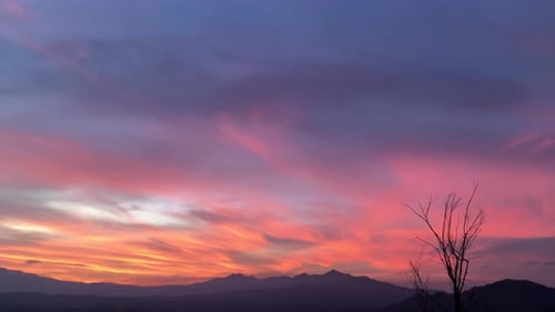 schöner Himmel und Wolken in den Bergen bei Sonnenuntergang