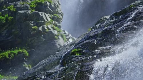 Bäche und Wasserspritzer aus einem Bergwasserfall