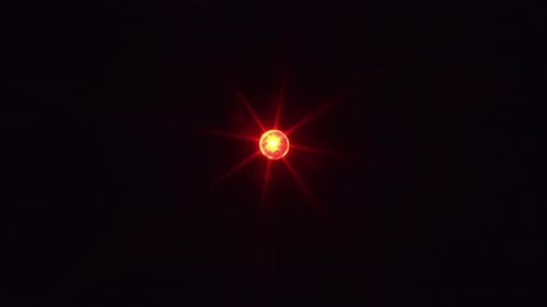 LED-Licht, blinkt, rote Diode, isolierte, fokussierte Makrostrahlen auf der Vorderseite, F22