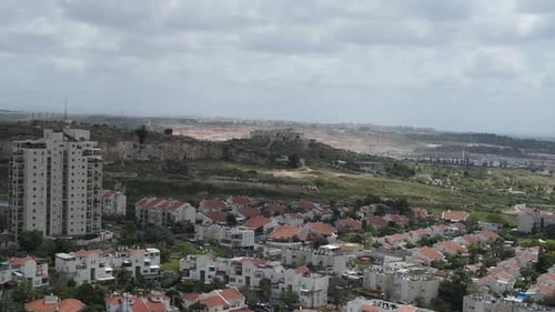 Vídeo aéreo de la ciudad de Rosh Ha'Ain al fondo se puede ver a Migdal Tzedek